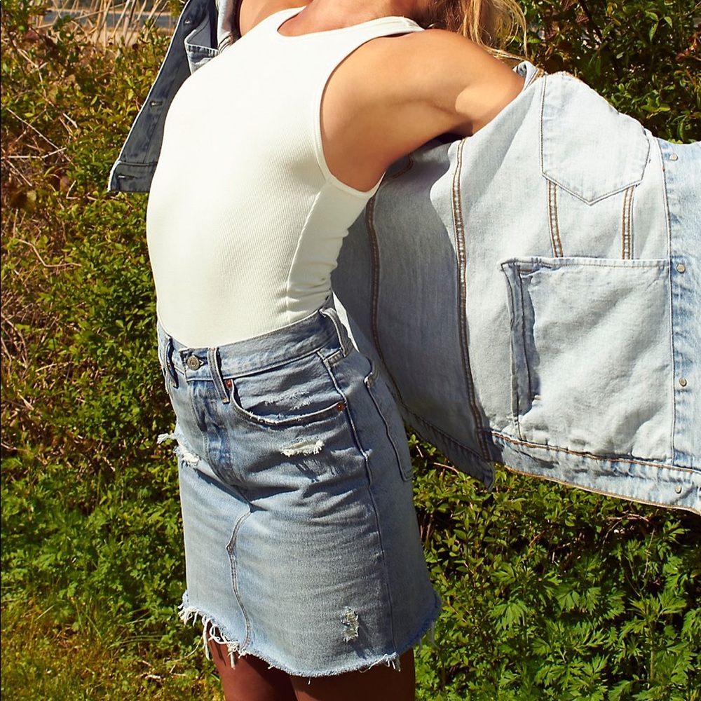 Levi’s High Rise Deconstructed Skirt. NWT